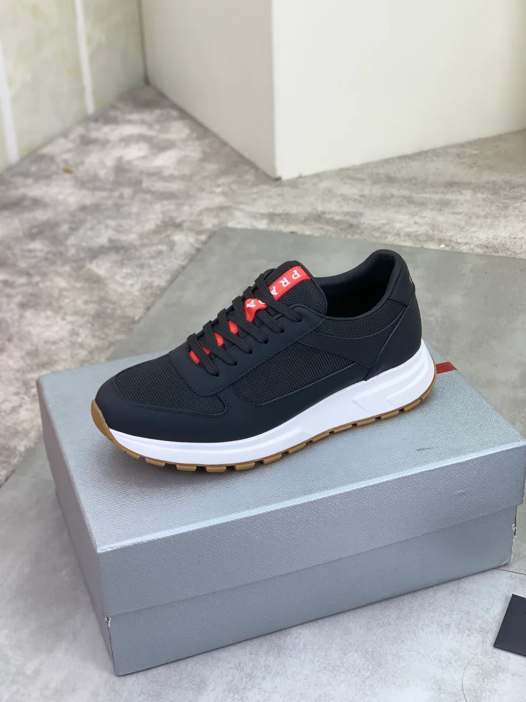 Men's shoes 💰P560💰[New model] The top version is available on the official website, 🆘 The trendy brand (Prada) mainly promotes the popular model, avant-garde and versatile fashionable men's shoes, private version mold opening, cowhide surface splicing 1:1.. Stylish and simple, original imported cowhide lining cowhide feet; the atmosphere and personality are more fashionable, eye-catching and pursuing class. It will subvert the old idea and be a must-have for fashionistas with you! Must keep it for yourself! Tall and comfortable, large and low, high-end quality workmanship. The new high-end outsole on the official website. Size: 38-45. Available in 3️⃣ colors.